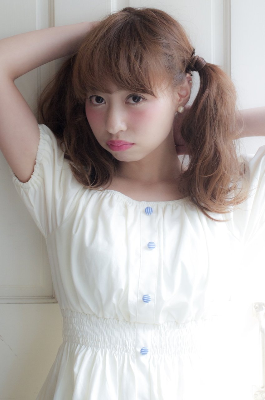 制服にも合う二つ結びスタイルで可愛く 学校で目立っちゃおう ホットペッパービューティーマガジン