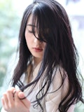 好感度バツグンのモテカラー。黒髪でツヤ感と大人の品をまとってみて♡