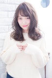 ふんわり女性らしい雰囲気に！「モテ」を意識するならゆる巻きセミロングがおすすめ♡