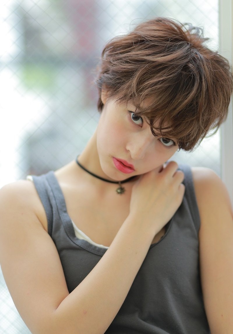18年夏はカーリーヘアで変化をつけて ショートヘアを楽しむ外国人風オシャレパーマ ホットペッパービューティーマガジン 18年夏はカーリーヘアで変化をつけて ショートヘアを楽しむ外国人風オシャレパーマ ホットペッパービューティーマガジン