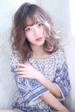 ゆる巻きで作る♡ふわふわ風になびくゆるふわ巻き髪ミディアムヘアカタログ