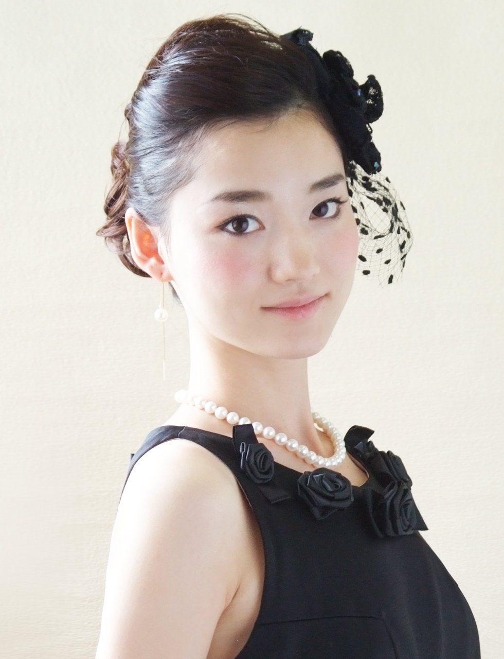 ウェディングのお呼ばれに♡パーティ映えする可憐で控えめなヘアアレンジのサムネイル画像