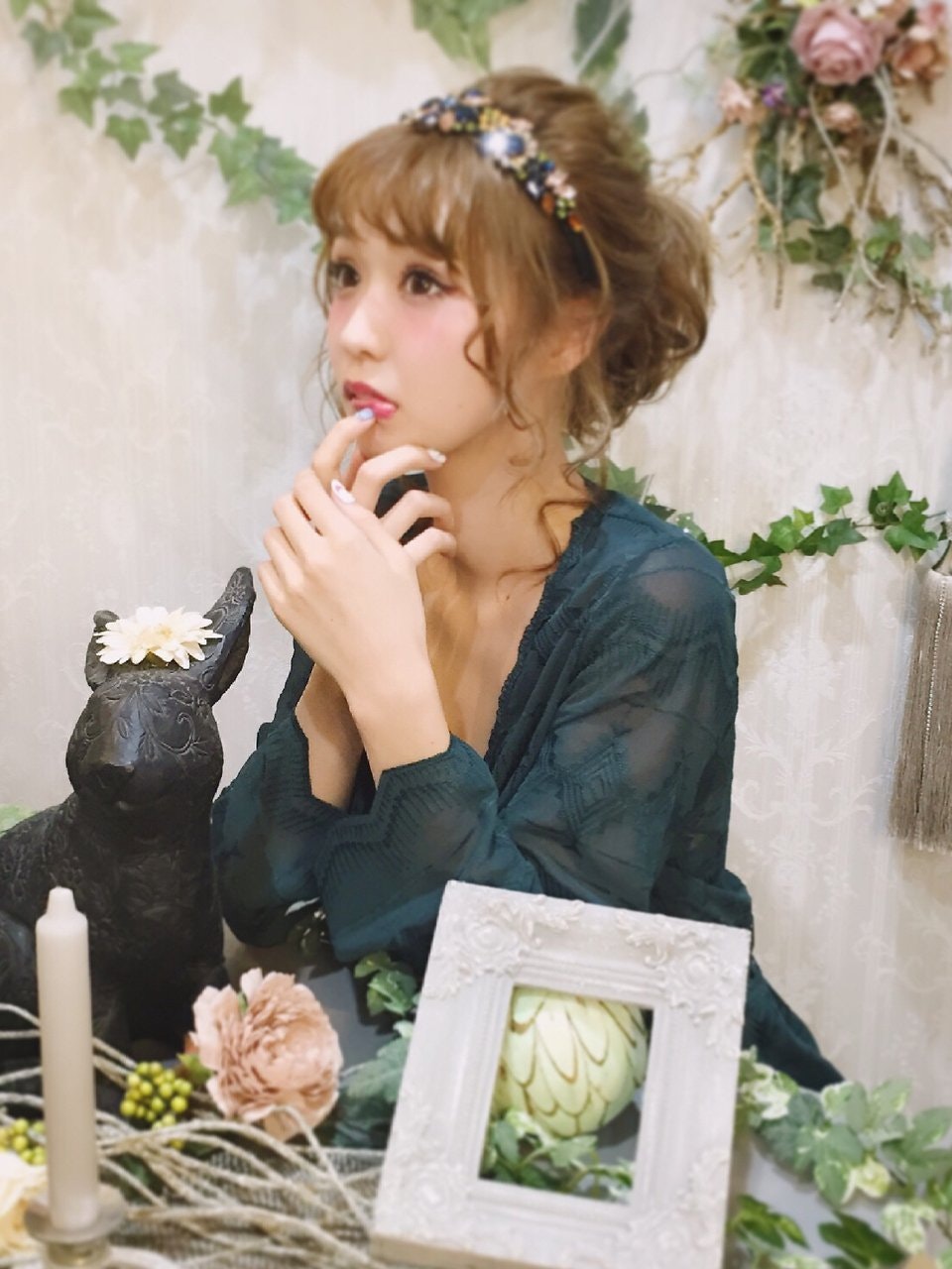 ヘアアクセを飾ってシニヨンをもっとゴージャスに♡優秀アレンジをもっと華やかにするコツのサムネイル画像