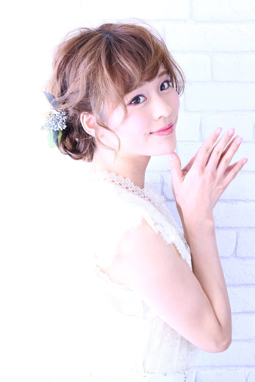 アップもダウンも自由自在 ドレスに似合うセミロングのパーティーアレンジ特集 ホットペッパービューティーマガジン