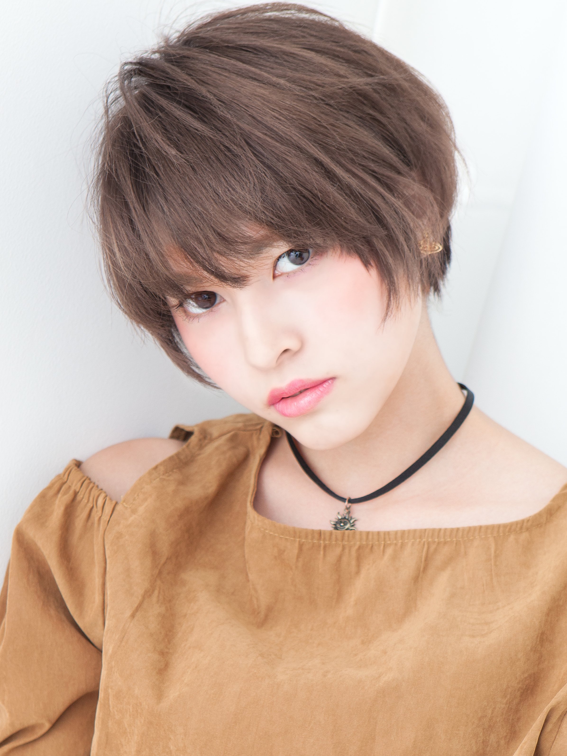 前下がり で小顔見せ 顔周りを隠したいあなたは 前髪あり がおすすめ ホットペッパービューティーマガジン 前下がり で小顔見せ 顔周りを隠したいあなたは 前髪あり がおすすめ ホットペッパービューティーマガジン
