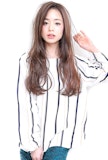 まとまった毛先が美しい。大人のロングヘアは毛先カールでつくろう