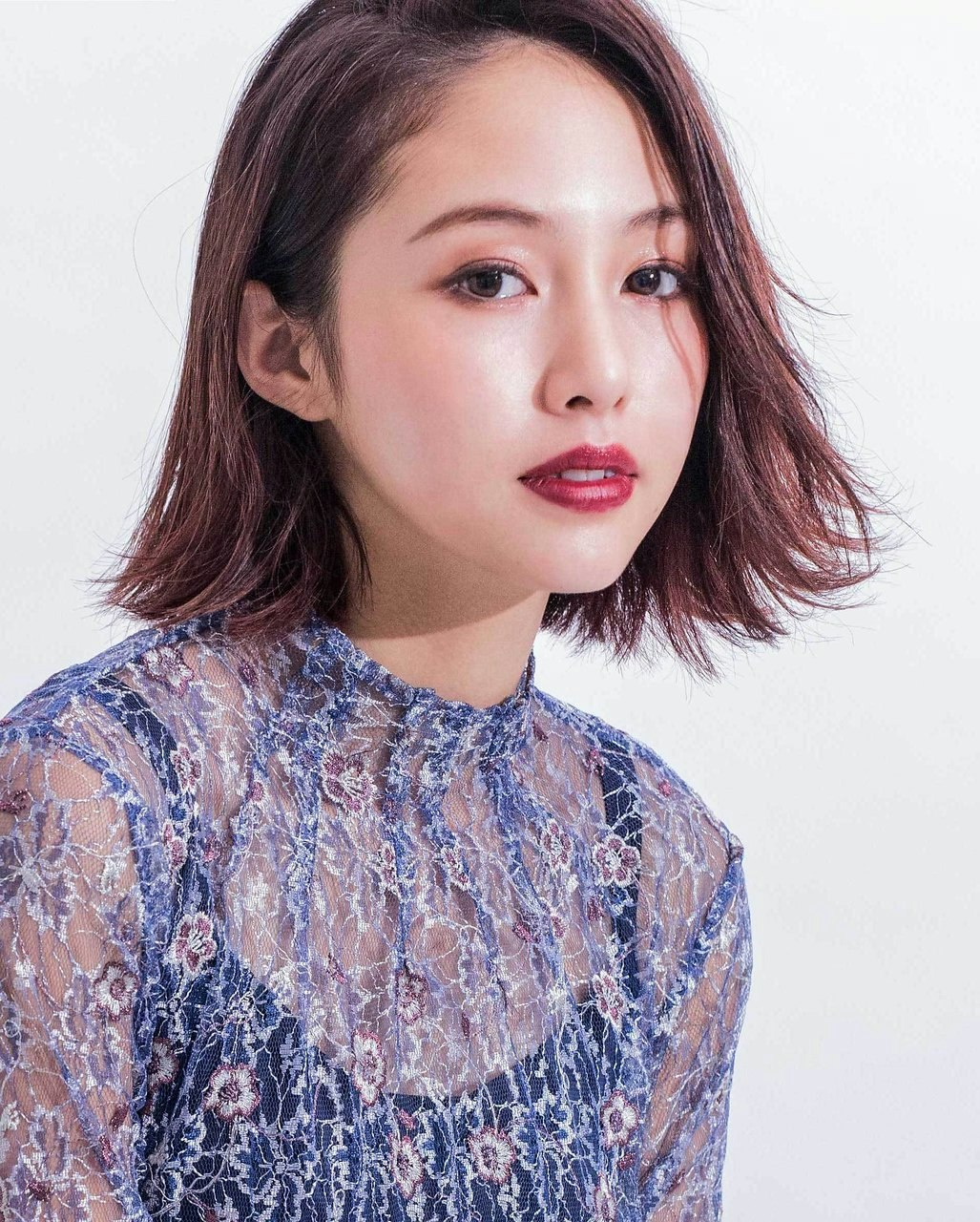 レトロモードなスタイルで惹き付ける♡個性的なミディアムへアをチェックのサムネイル画像