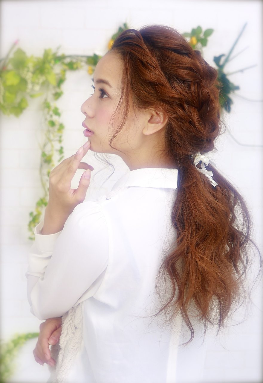 へアアレンジに迷ったらこれ 大きい編み込みのスウィートなまとめ髪カタログ ホットペッパービューティーマガジン