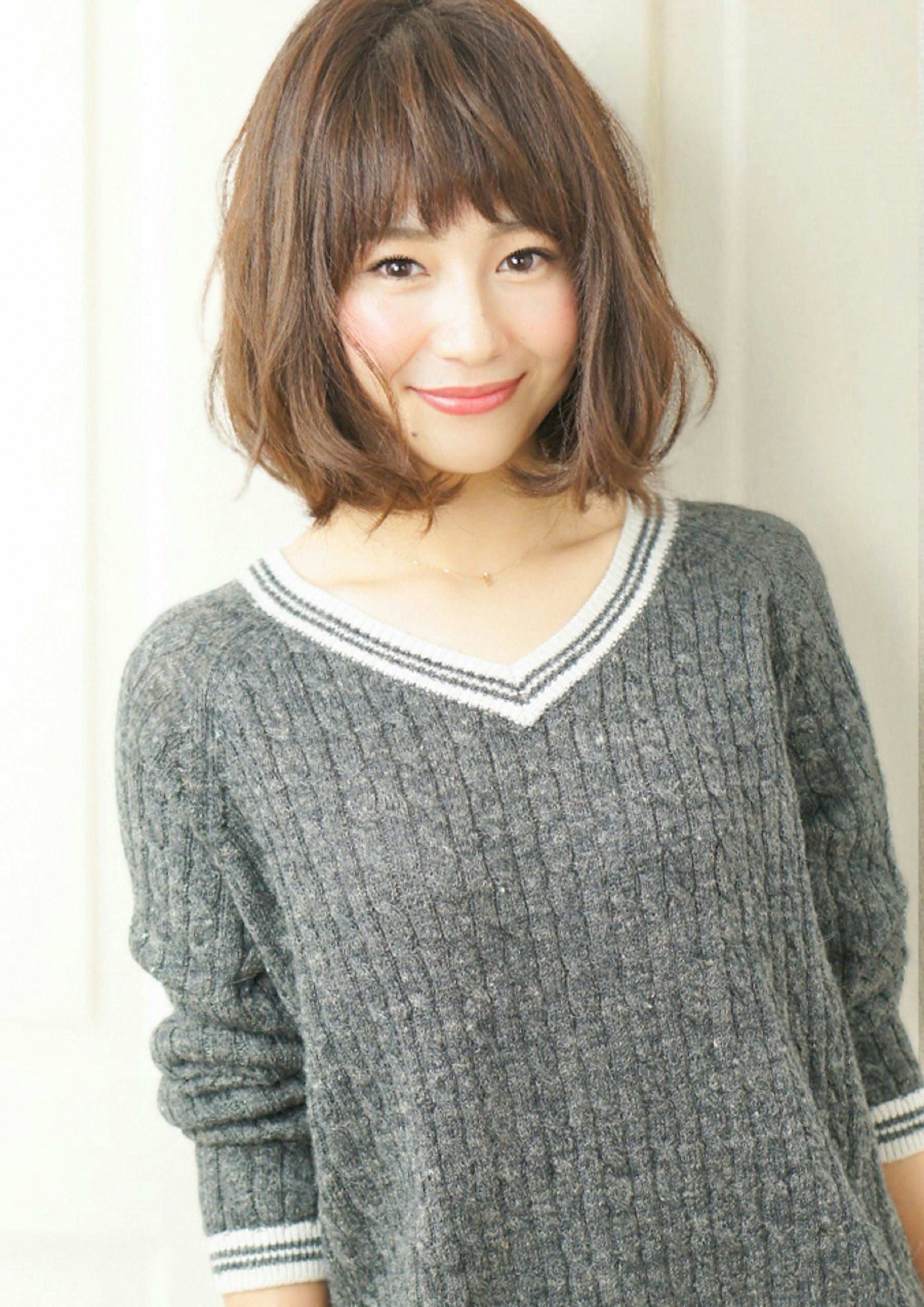 透明感が抜群のオシャレカラー！《スモーキーアッシュ》のヘアスタイルカタログのサムネイル画像