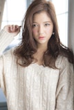 縦ライン＆目線を上げるのがポイント！低身長さんでも楽しめるロングヘアスタイル集