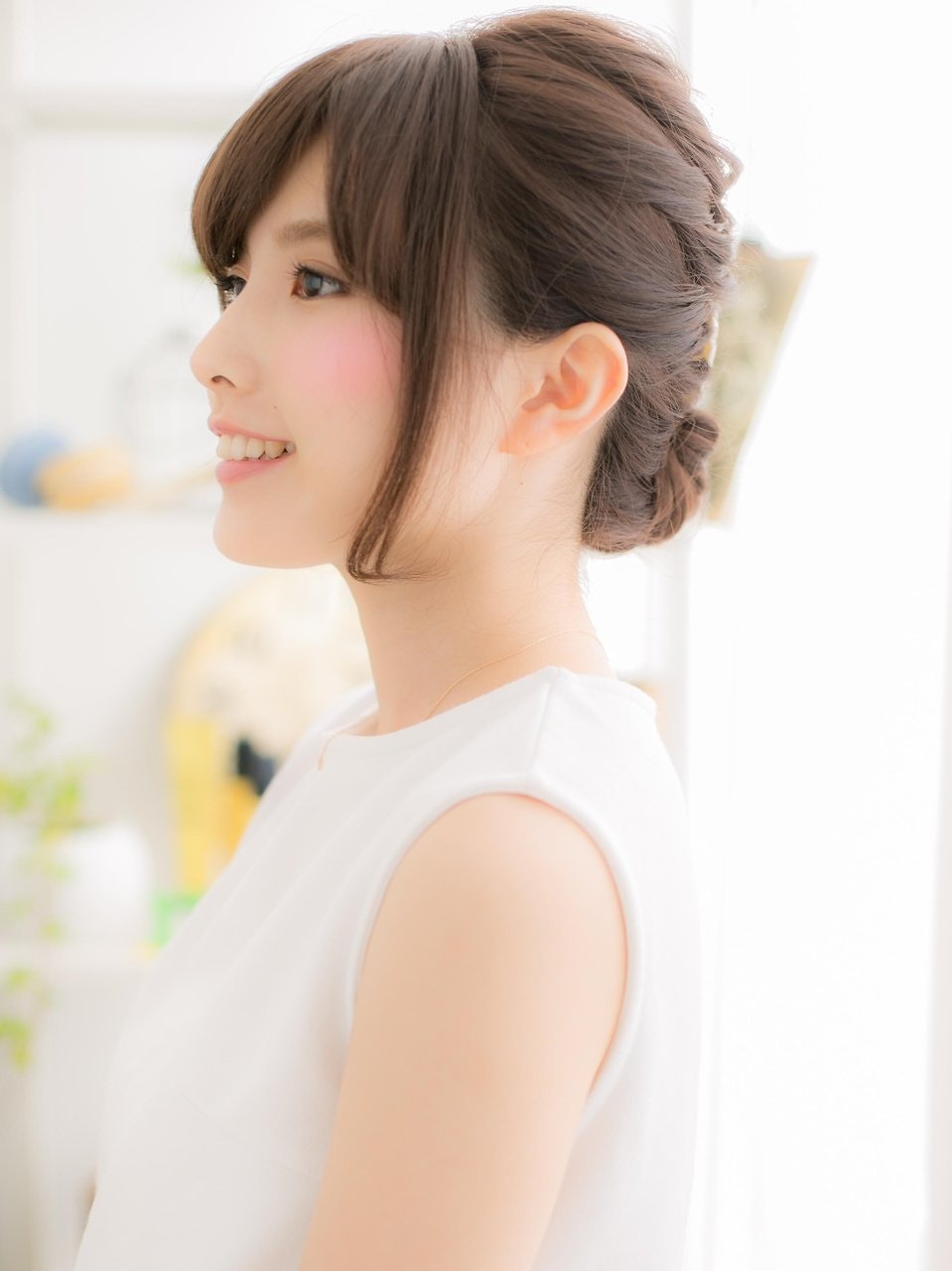 オフィスからパーティーまで大活躍♪崩れない【まとめ髪】で、ヘアセットを長持ちさせよう！のサムネイル画像