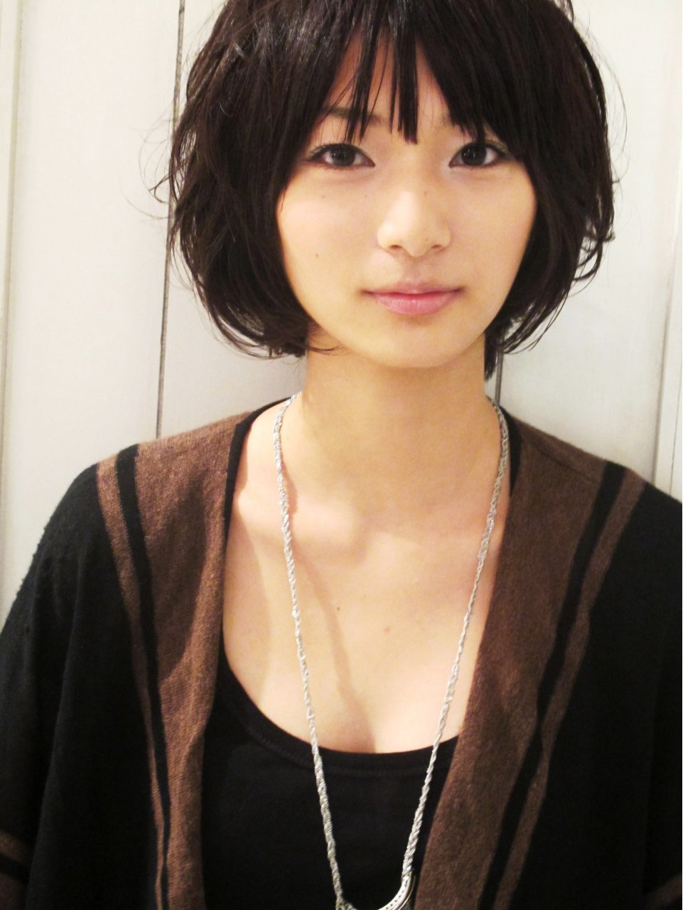 マッシュヘアで大人の かわいい を手に入れよう 黒髪で作る丸みショートヘアスタイル ホットペッパービューティーマガジン