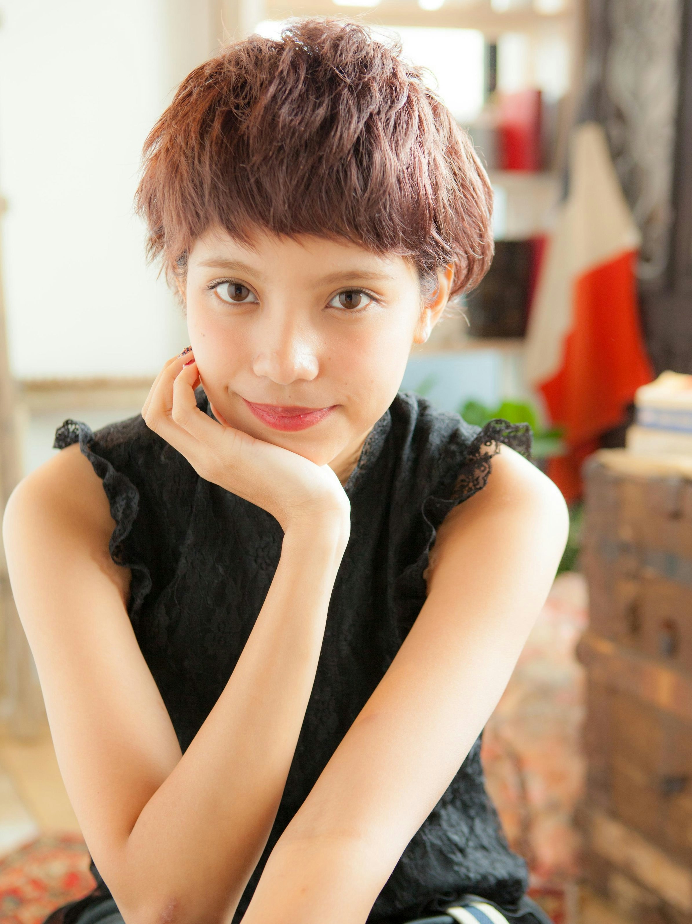 厚めバングでショートヘアがかわいく見違える!トレンド感高め【テイスト別】ヘアカタログのサムネイル画像