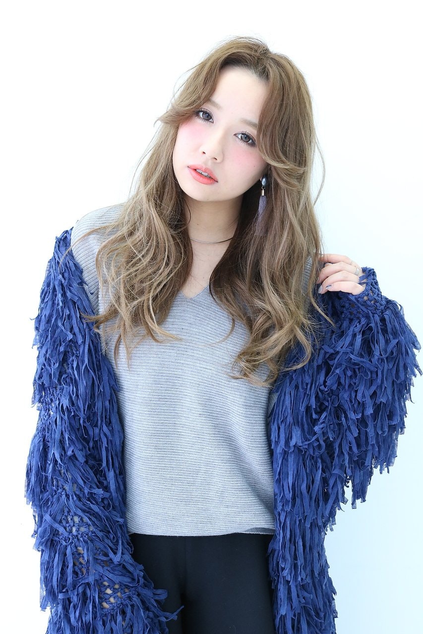 セミロングヘアは「センター分け」で魅力を格上げ!大人っぽくイメチェンしちゃおう♪のサムネイル画像