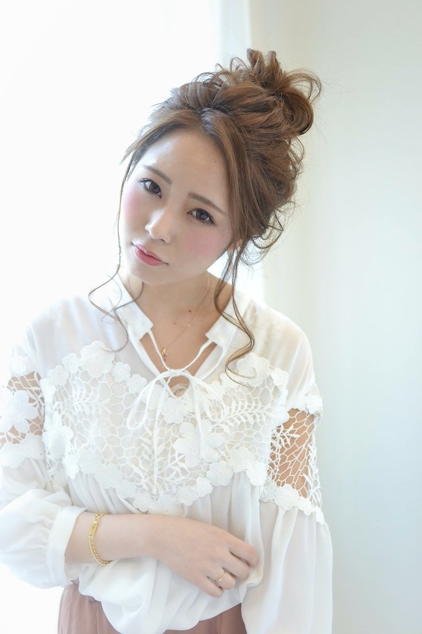 女の子らしいお団子ヘアを楽しみたい バリエーション豊富なお団子のヘアアレンジ集 ホットペッパービューティーマガジン 女の子らしいお団子ヘアを楽しみたい バリエーション豊富なお団子のヘアアレンジ集 ホットペッパービューティーマガジン