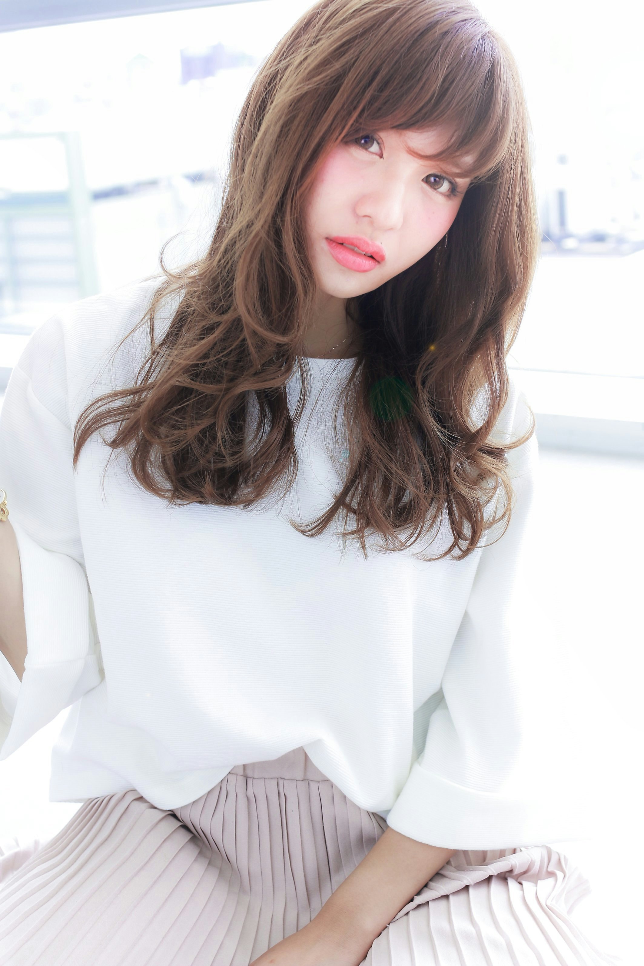 セミロングの巻き髪で可愛くおしゃれに 内巻き 外巻き ゆる巻きでイメチェンを叶えよう ホットペッパービューティーマガジン セミロングの巻き髪で可愛くおしゃれに 内巻き 外巻き ゆる巻きでイメチェンを叶えよう ホットペッパービューティーマガジン