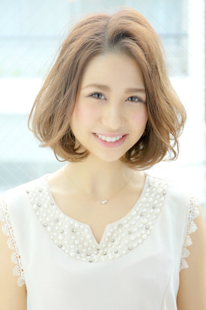 《大人女子向け》ミディアムヘアでかわいいもかっこいいも叶えよう♡理想のイメージ別ヘアカタログのサムネイル画像