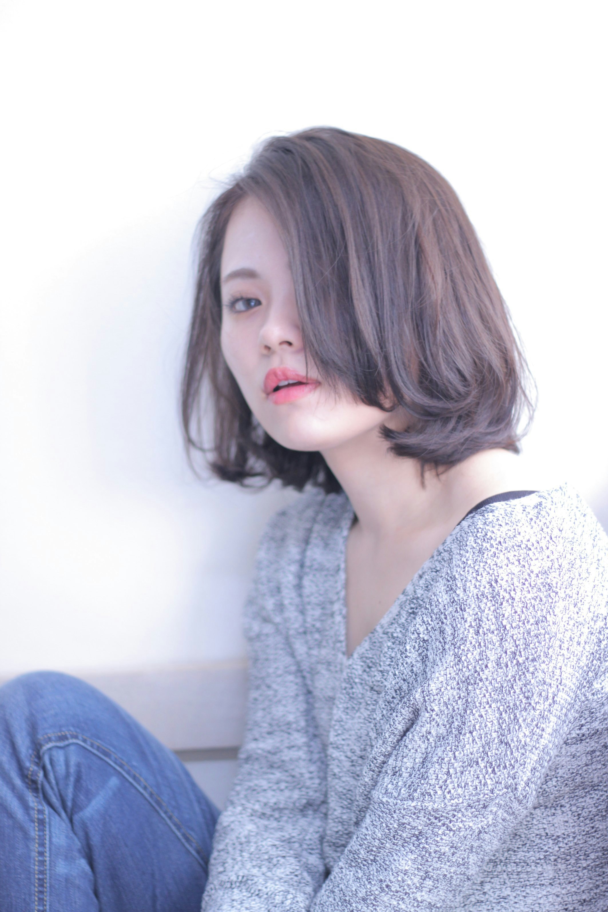 輝くような「シルバー」の髪色に挑戦☆憧れのクールビューティーに一歩近づくヘアカタログのサムネイル画像