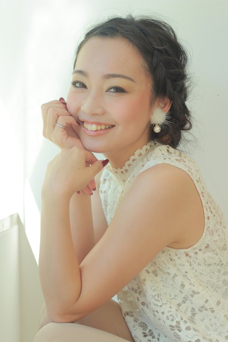 特別な日に着る「カラードレス」♡魅力アップを目指すならヘアスタイルに注目!のサムネイル画像