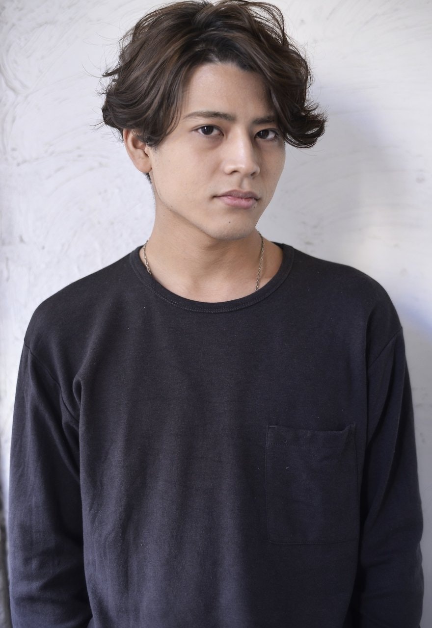 サイドパートならオンもオフもOK！清潔感＆好感度UPが狙えるメンズヘアカタログのサムネイル画像
