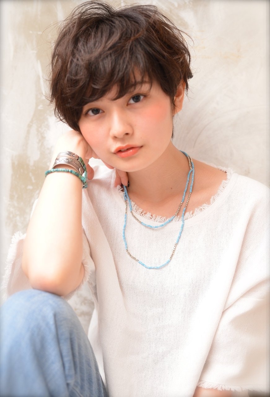 ショートレイヤーでアレンジ広がる!雰囲気まで自由自在な髪型カタログのサムネイル画像