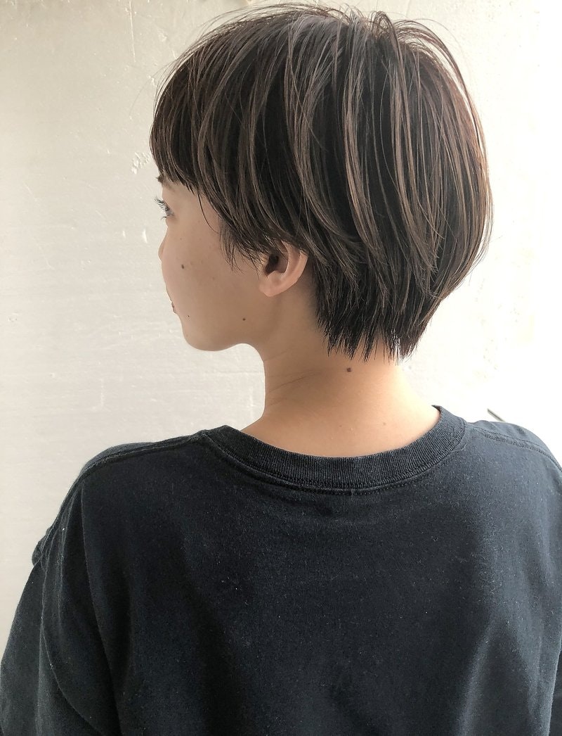 伸ばしかけのショートヘアもかわいく変身♡好印象なこなれショートに生まれ変わろうのサムネイル画像