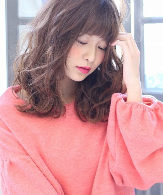 ガーリーなスタイルは前髪が決め手!大人をかわいく引き立てるヘアスタイル集のサムネイル画像