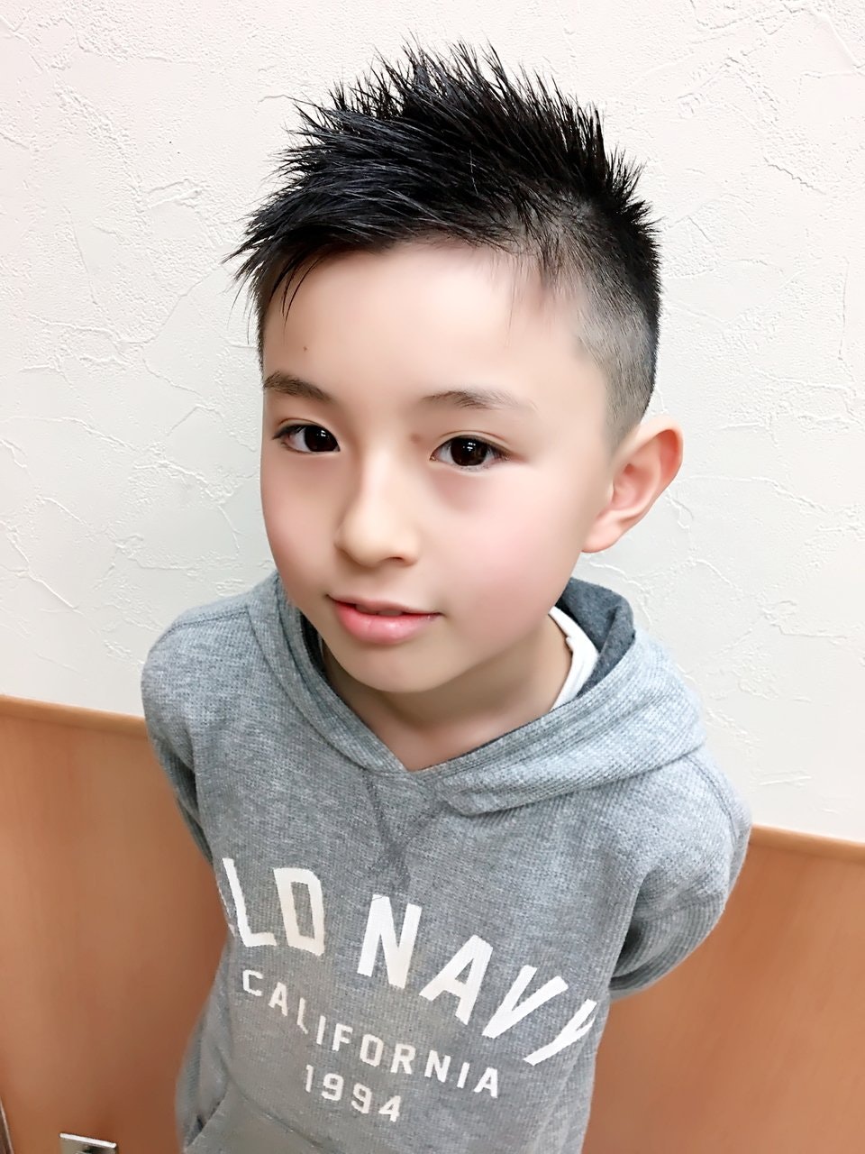 髪型チェンジでおしゃれキッズに変身！男の子におすすめのショートヘアスタイル集のサムネイル画像