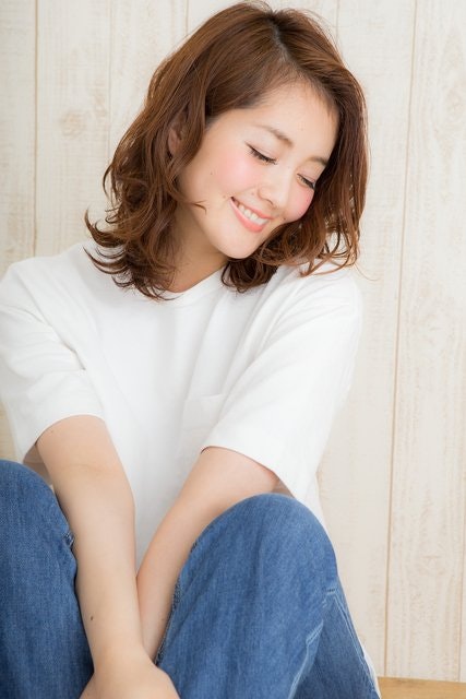 【ゆるふわ×ミディアムヘア】で女子力アップ♡愛されヘアを手に入れよう!のサムネイル画像