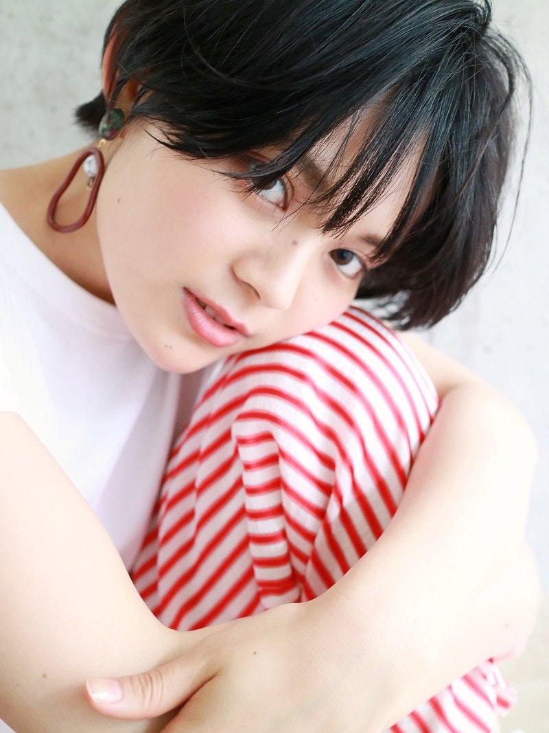 ポニーテール、ハーフアップ…定番アレンジも格上げ!耳元アクセサリーでおしゃれ上級者な髪型にのサムネイル画像