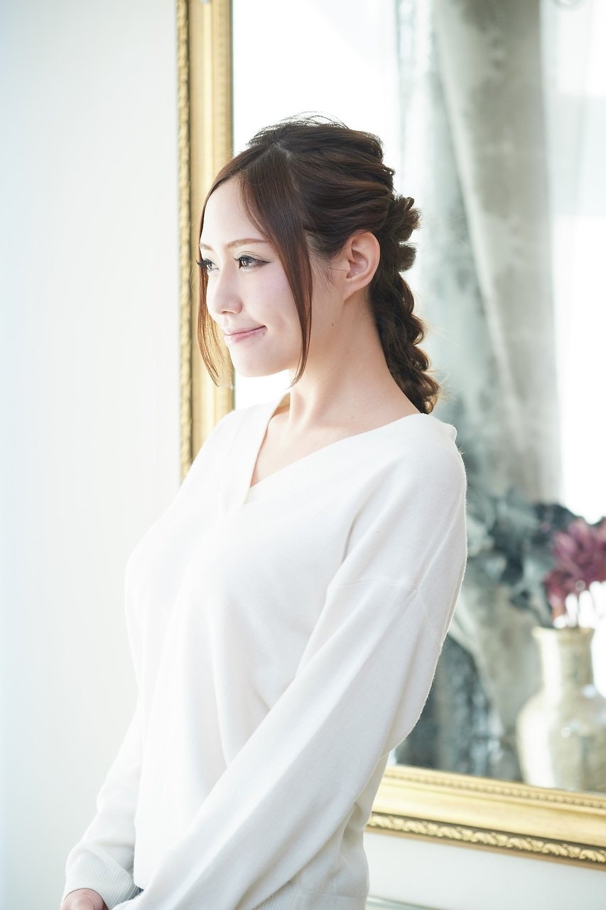 カジュアルシーンで大活躍!ラフで優雅なダウンスタイルの髪型まとめのサムネイル画像