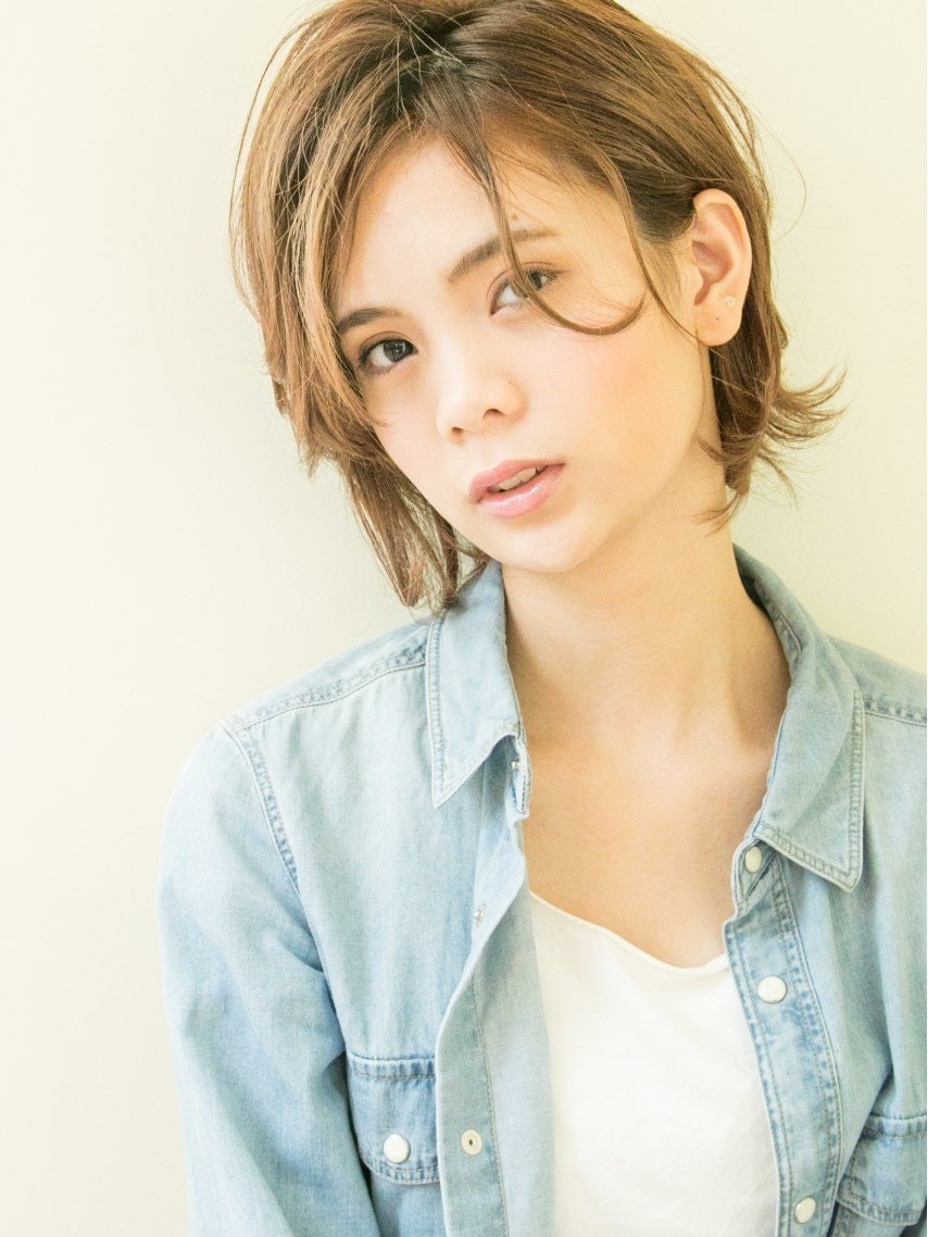 甘×辛の絶妙バランスが魅力。マッシュウルフのショートヘアでおしゃれに決めようのサムネイル画像