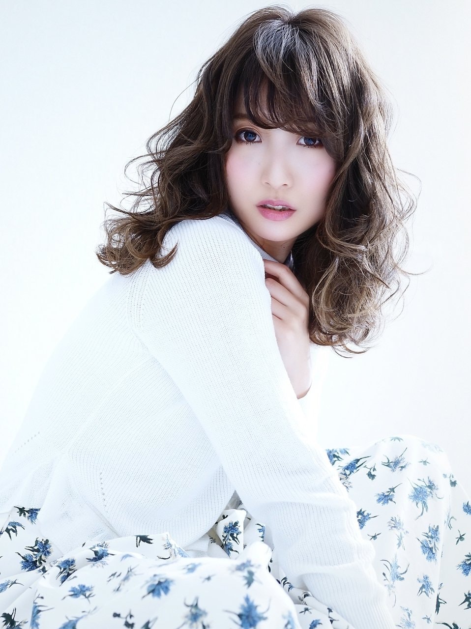 カールで大人っぽい魅力をUP♡ふんわり感が心地いい、大人のための愛されヘアスタイル♡のサムネイル画像
