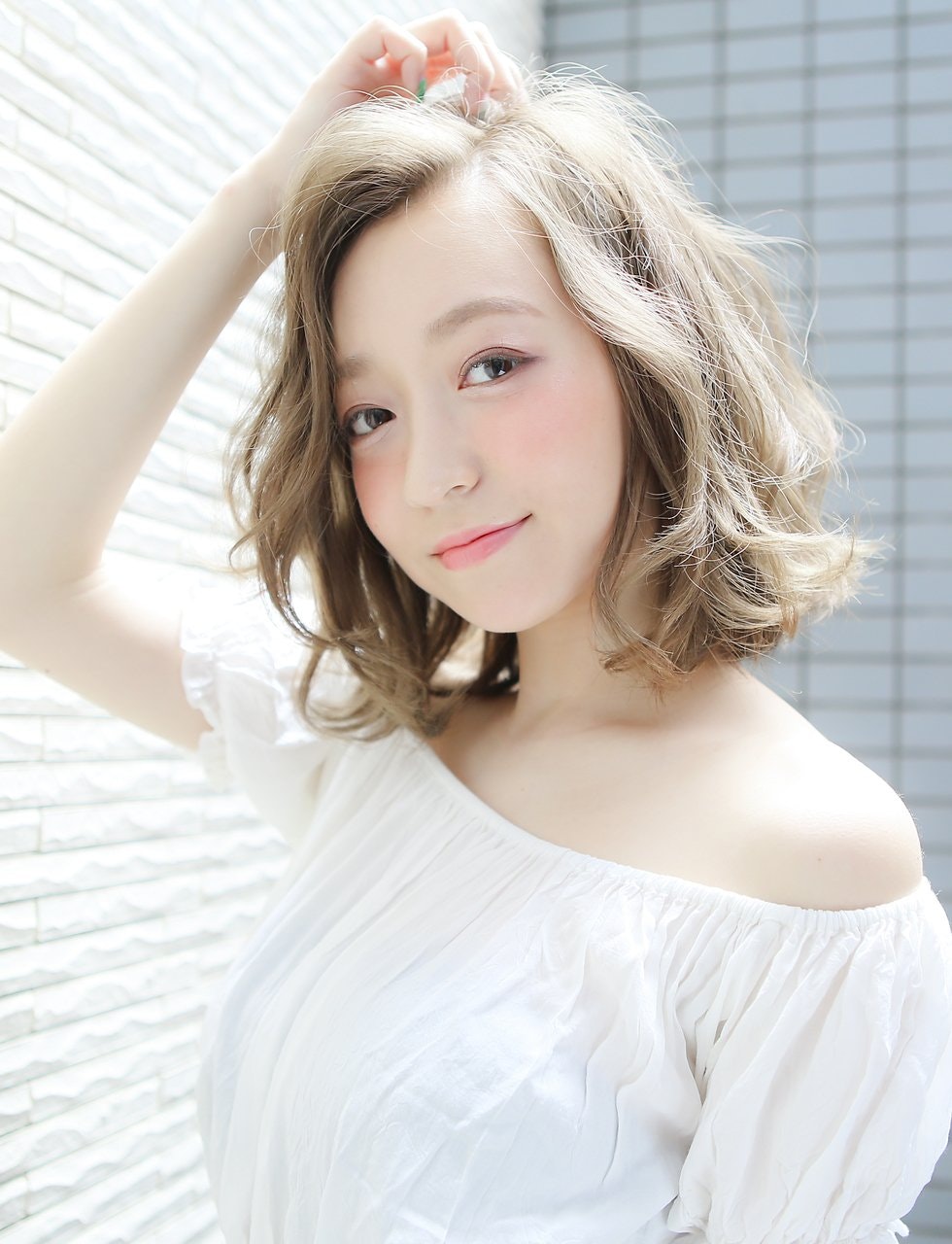 透明感たっぷりな金髪であか抜け♡おしゃれな外国人風の髪型にイメチェンしちゃおう!のサムネイル画像