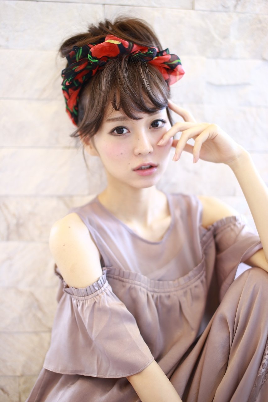 スカーフで華やかに♡パーティーにもデイリーにも使えるへアアレンジ特集のサムネイル画像