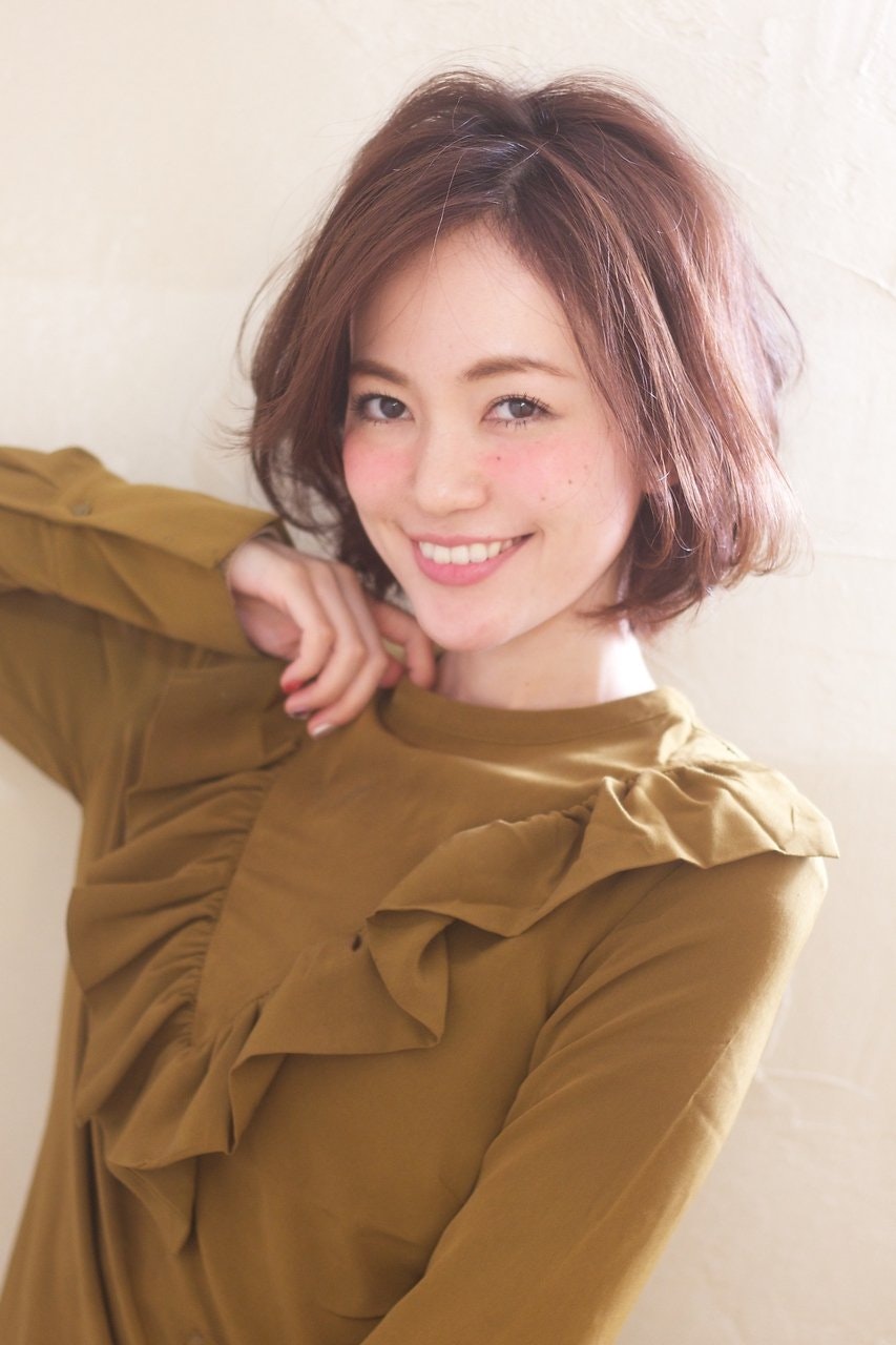 前髪は真ん中分けでスッキリ感アップ!大人可愛い《センターパート》の髪型特集♡のサムネイル画像