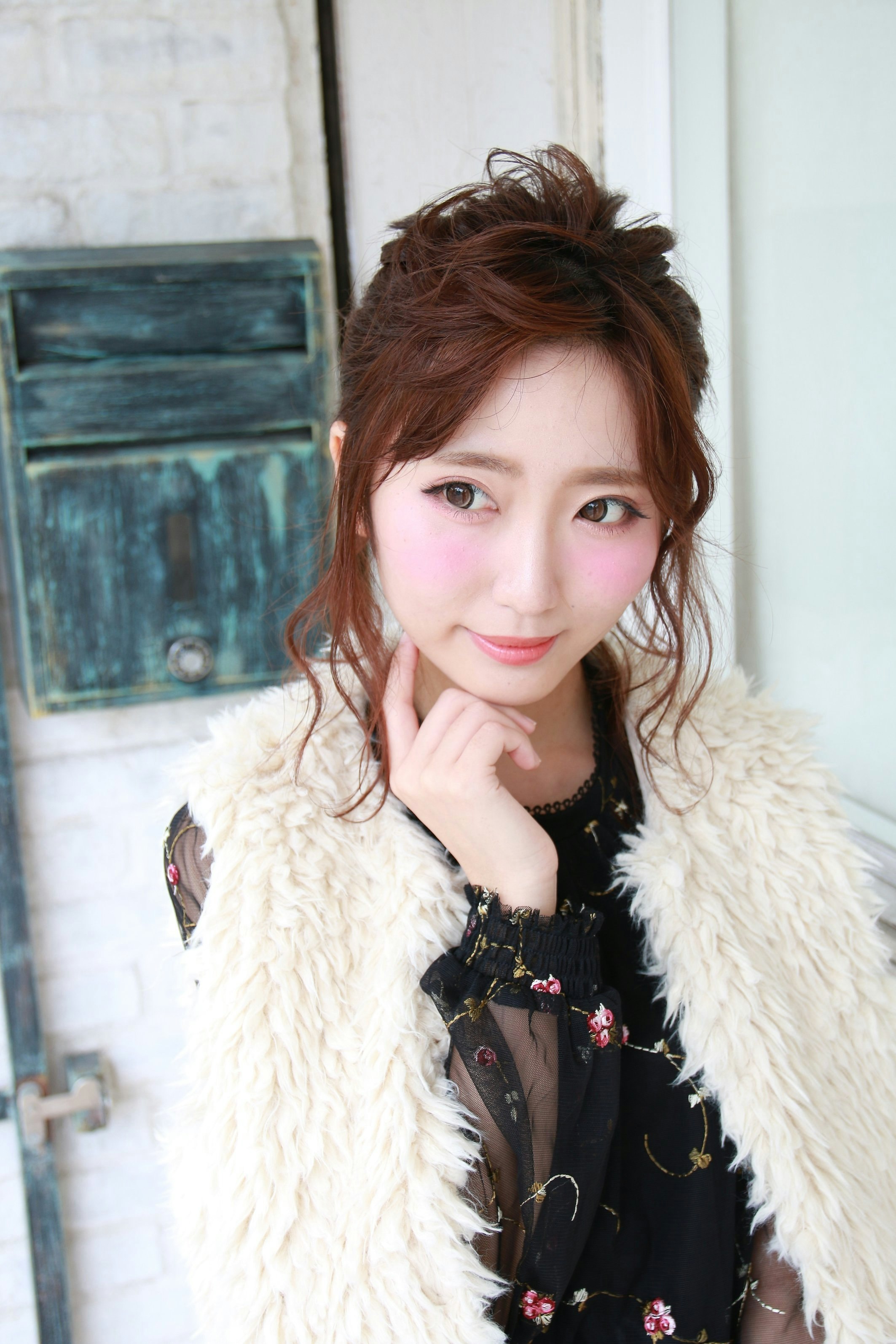 クール&都会的な雰囲気に!みんなの視線を惹きつけるモード系のおすすめアップスタイル♪のサムネイル画像