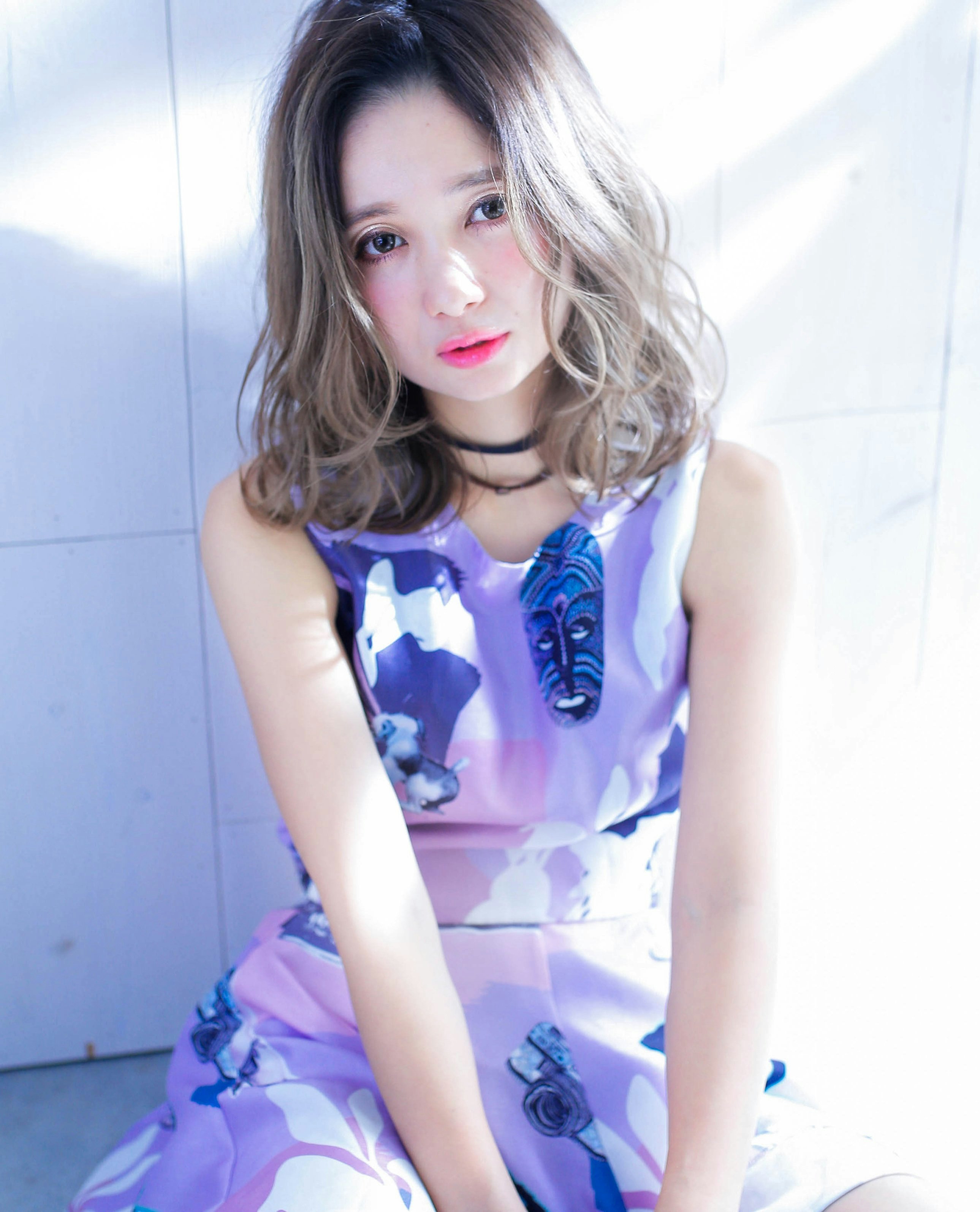 春のヘアカラー《アッシュ》で透明感UP♡風になびく軽やかな髪型まとめのサムネイル画像