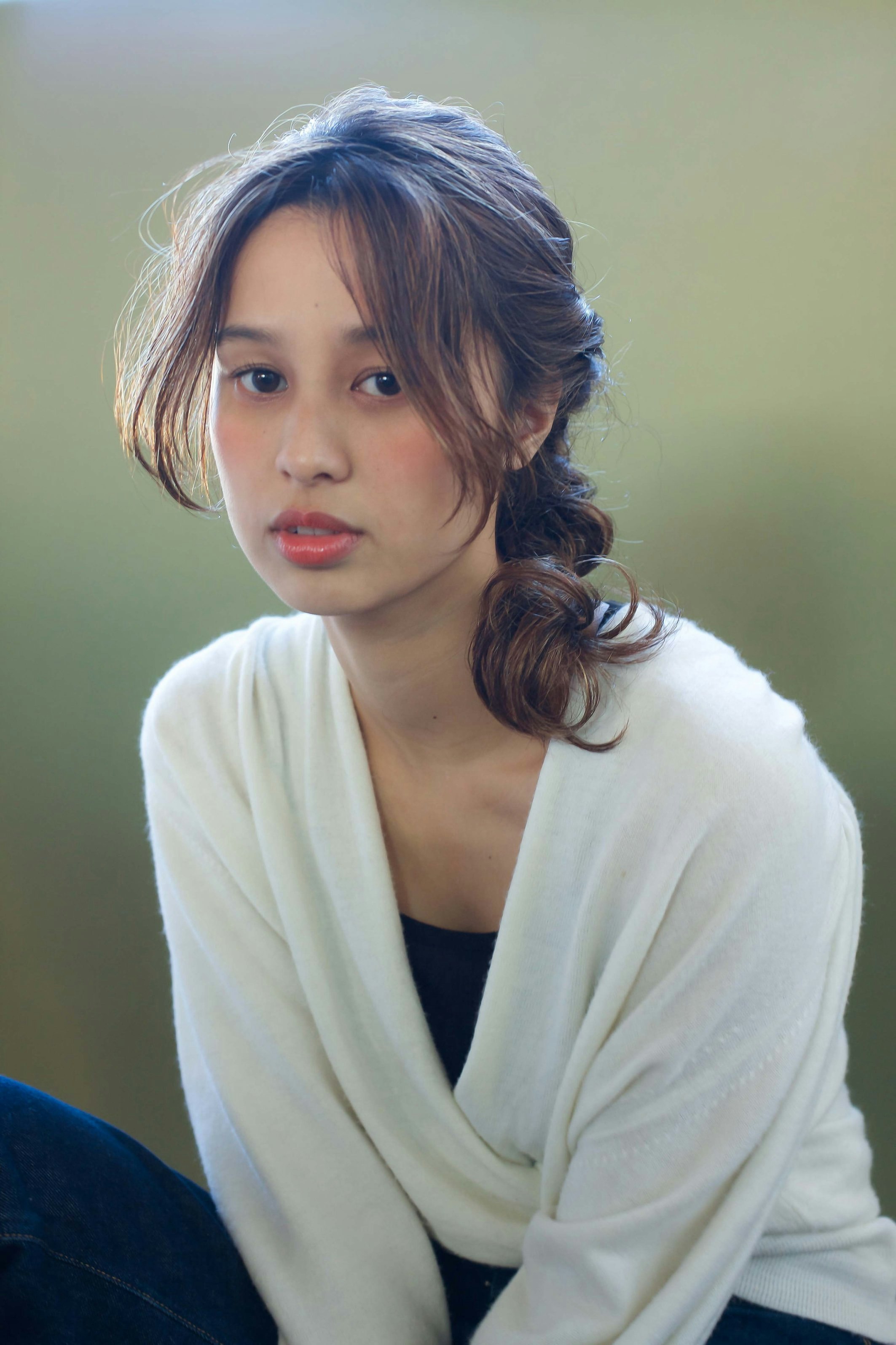 まとめ髪はヘアアクセを上手に使ってグッとおしゃれに♡華やかさがアップするヘアアレンジのサムネイル画像