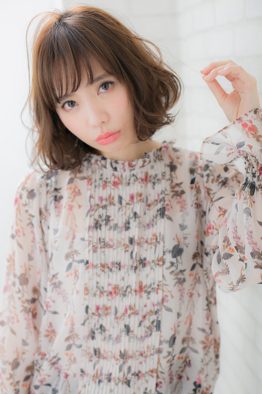 髪型にこなれ感を。エアリーな質感で叶える、おしゃれヘアカタログ集のサムネイル画像