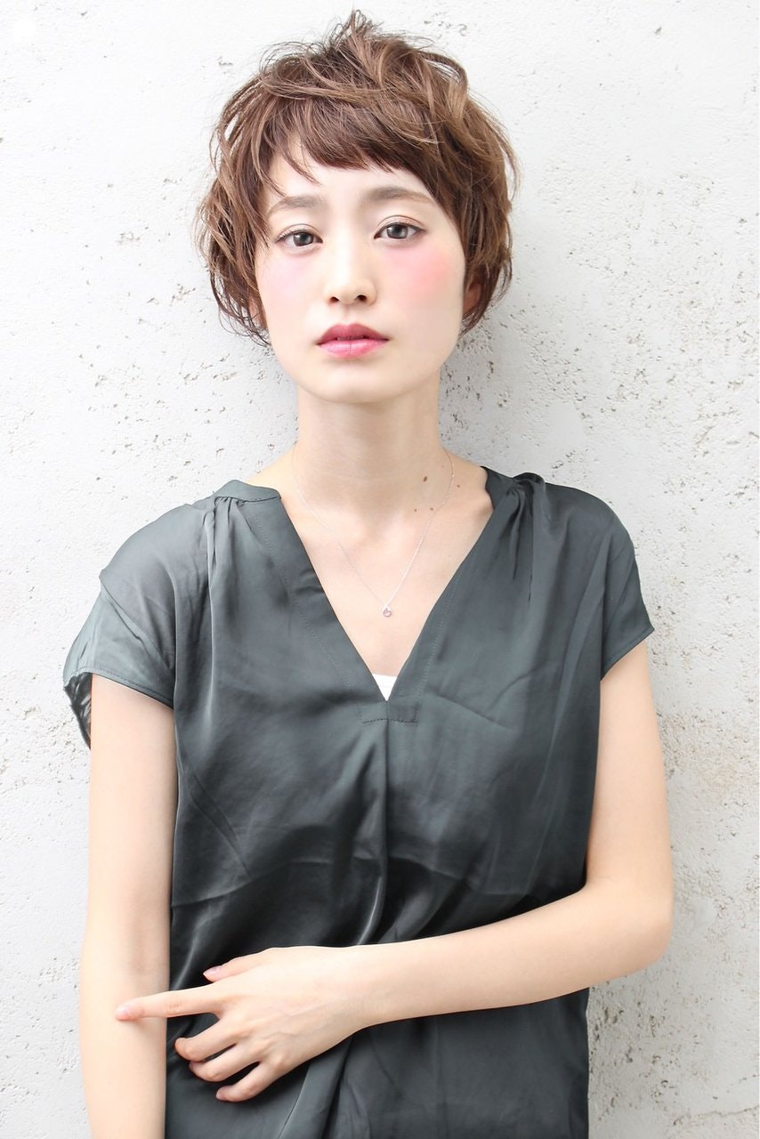 クールもキュートもOK！鉄板モテ「ゆるふわパーマ×ショート」のおしゃれなヘアスタイル特集♡のサムネイル画像