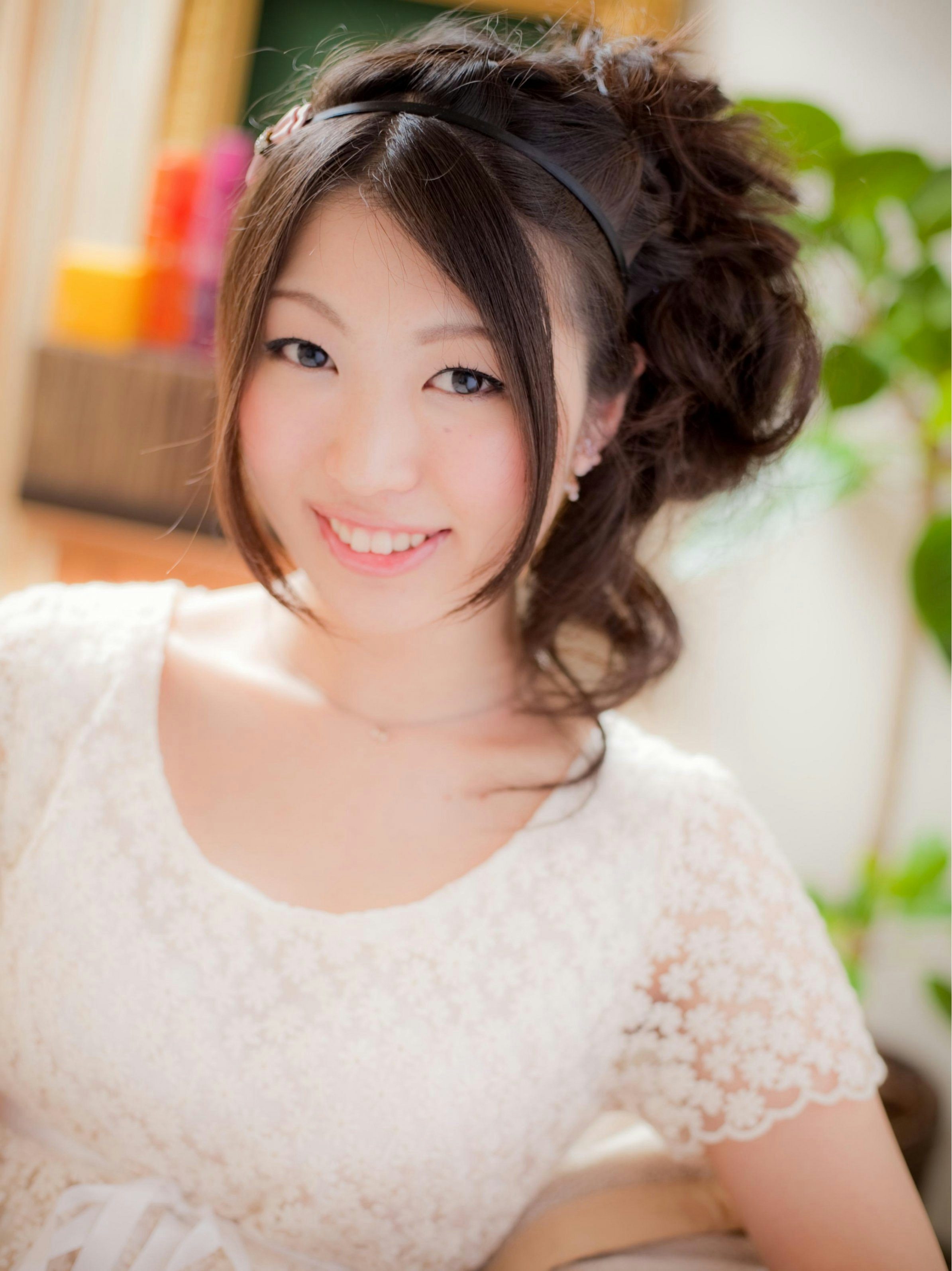 結婚式やパーティーのお呼ばれヘアはアップスタイルで!明るい雰囲気でオシャレなヘアアレンジ集のサムネイル画像