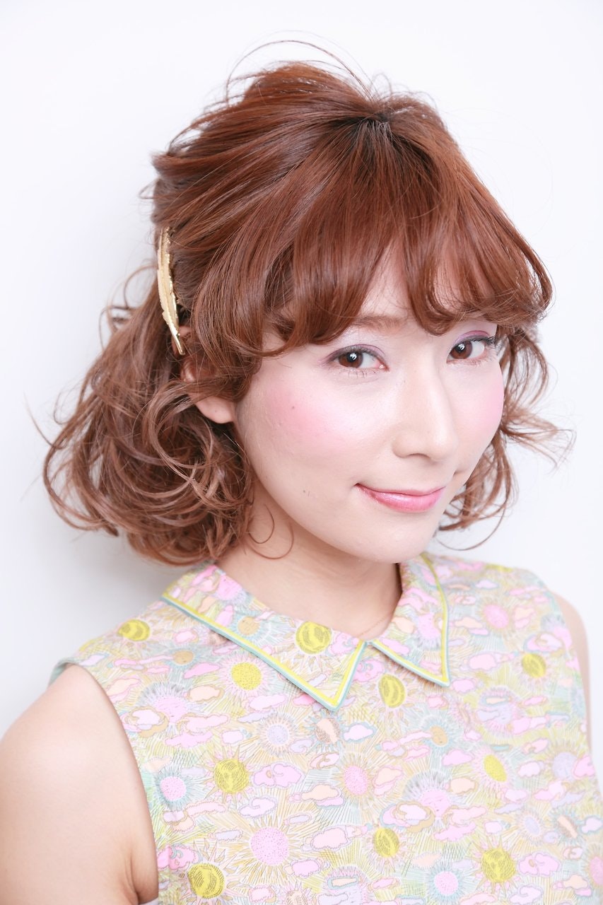 まとめ髪にバレッタをオン 最後の一手間でヘアアレンジをオシャレにキメよう ホットペッパービューティーマガジン