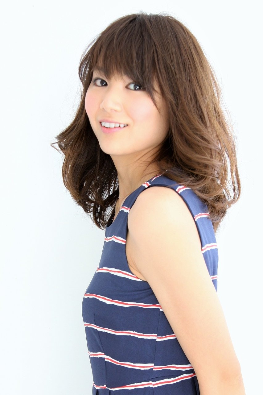目指すはキレイなお姉さん 大人っぽいミディアムで女性らしさをアピールしよう ホットペッパービューティーマガジン