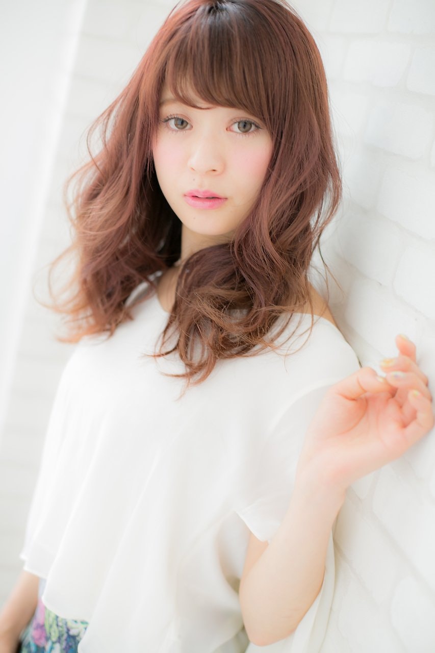 甘さ控えめがちょうどいい ピンクの髪で女子力高めのヘアスタイルに変身 ホットペッパービューティーマガジン