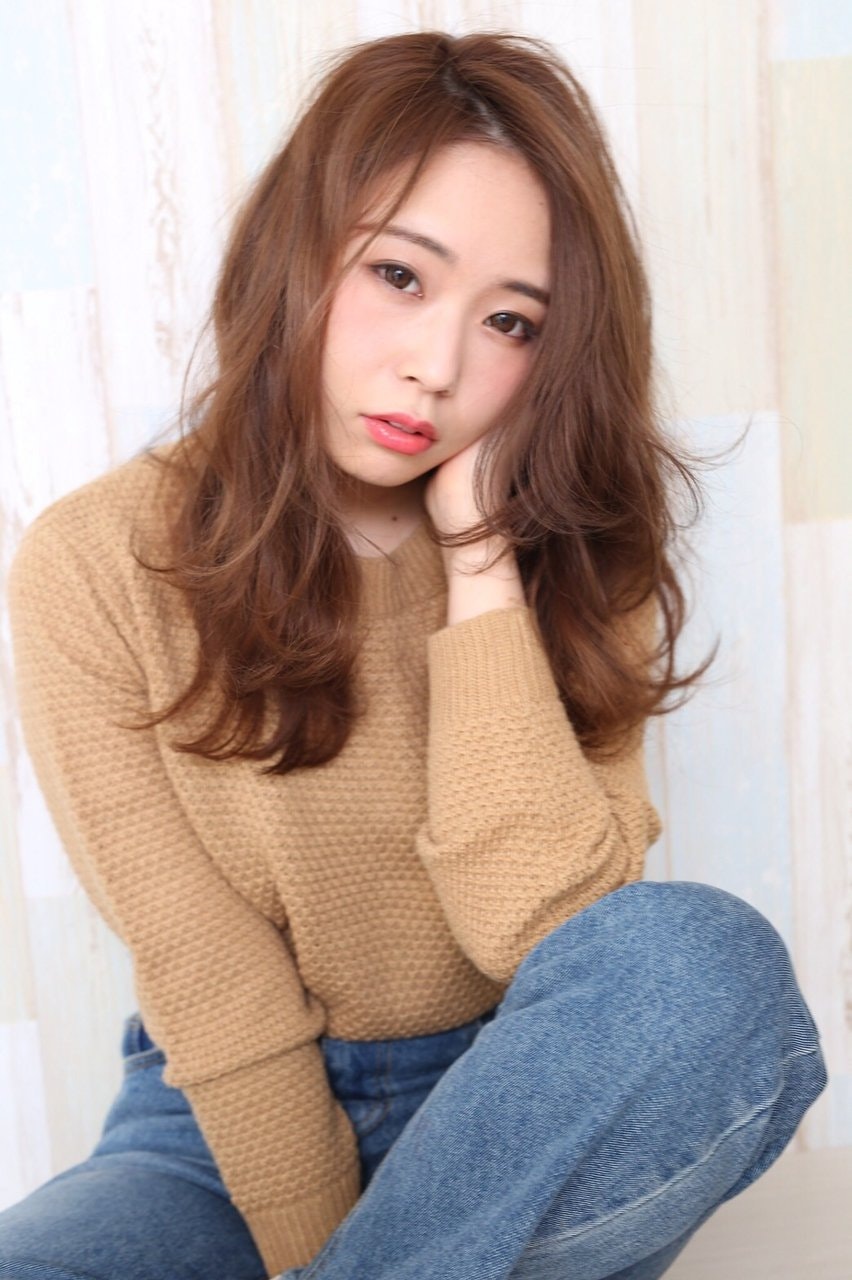 柔らかい雰囲気が素敵♡ナチュラルなブラウンのヘアカラーでツヤ感アップのヘアスタイルのサムネイル画像