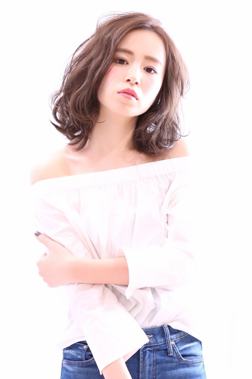 鎖骨を意識して整えた髪が色っぽい 女性らしさを惹きたてる愛されモテ髪になろう ホットペッパービューティーマガジン 鎖骨を意識して整えた髪が色っぽい 女性らしさを惹きたてる愛されモテ髪になろう ホットペッパービューティーマガジン