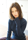 ミディアムヘアの好感度アップ！「センター分け」スタイルですっきり小顔見せ♡