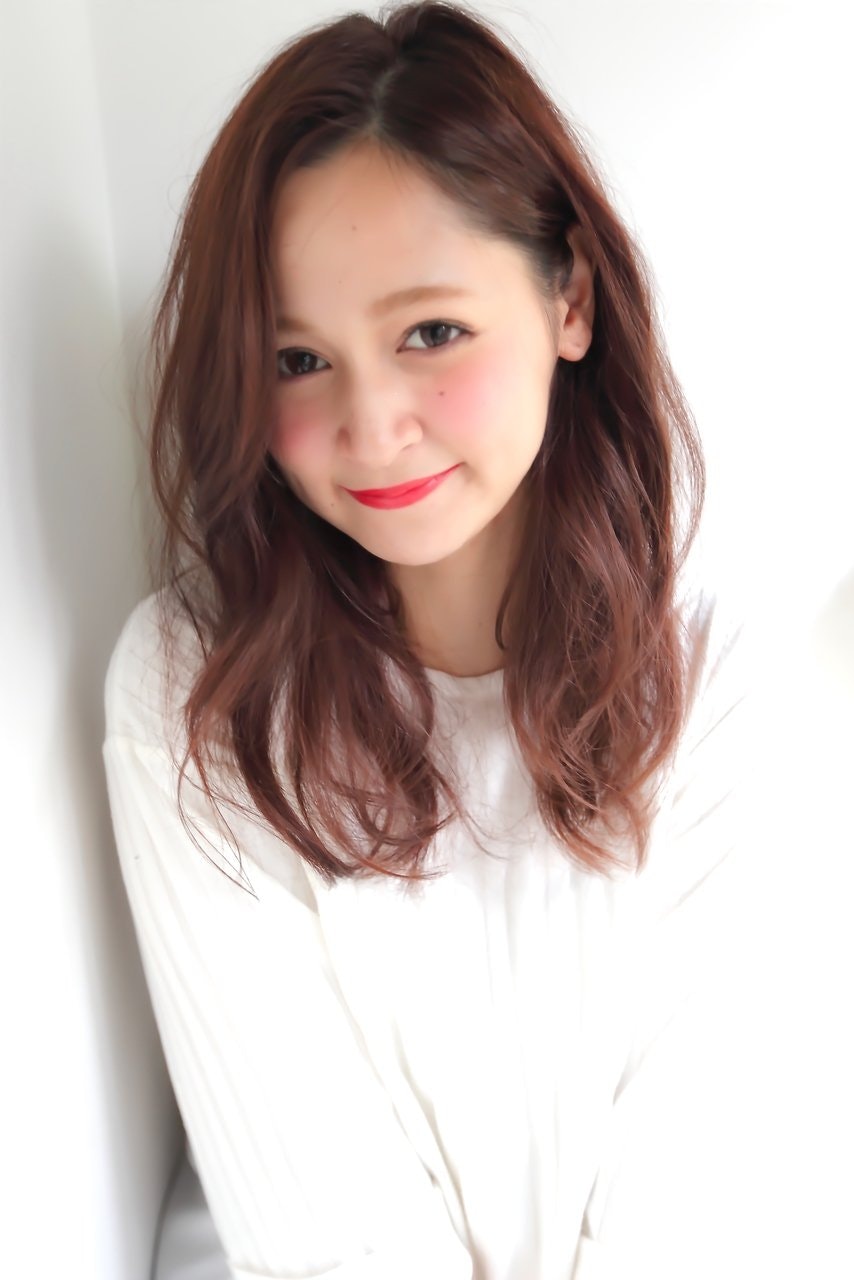 オシャレ女子必見 セミロング長さの髪型をワンランクアップさせたいなら ホットペッパービューティーマガジン