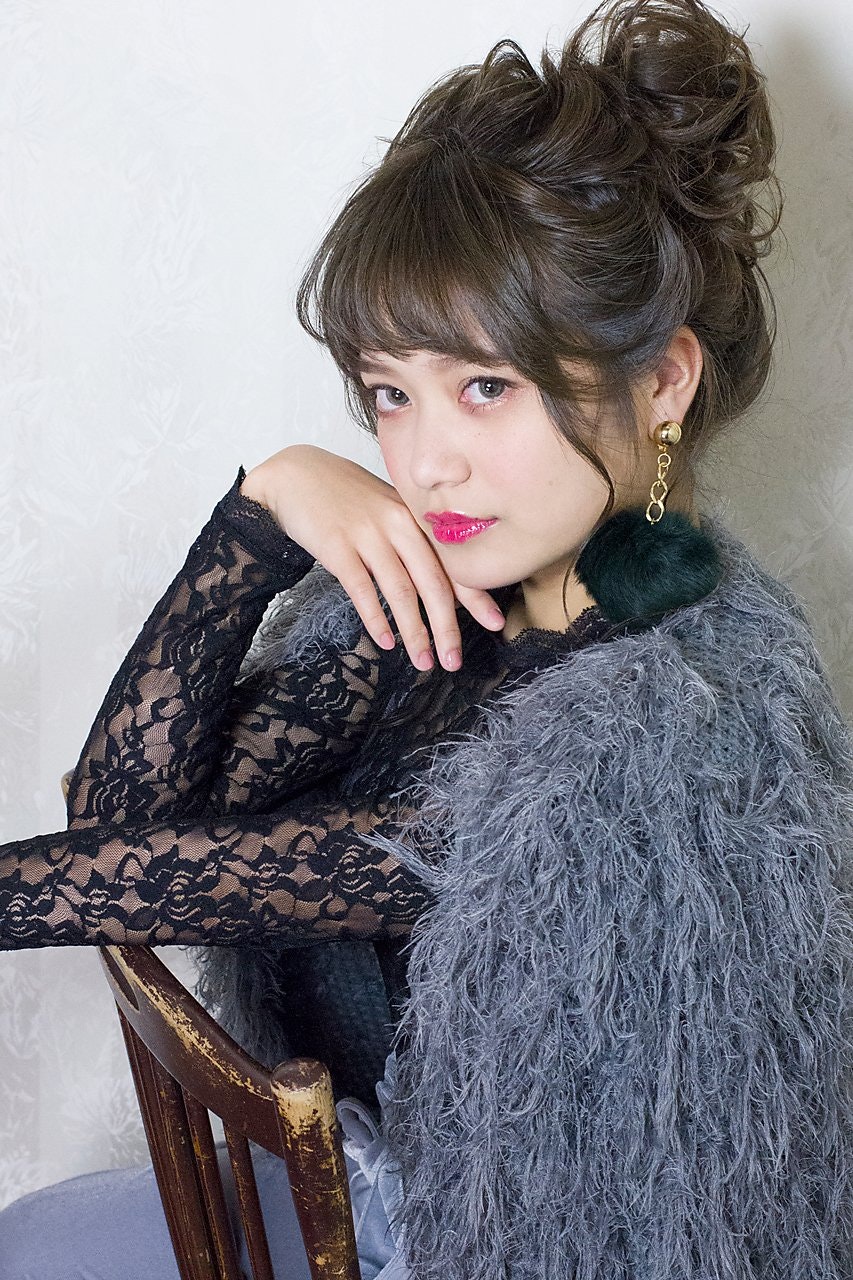 お呼ばれシーンでの褒められヘア♡華やかアレンジでもっと輝く私に！のサムネイル画像